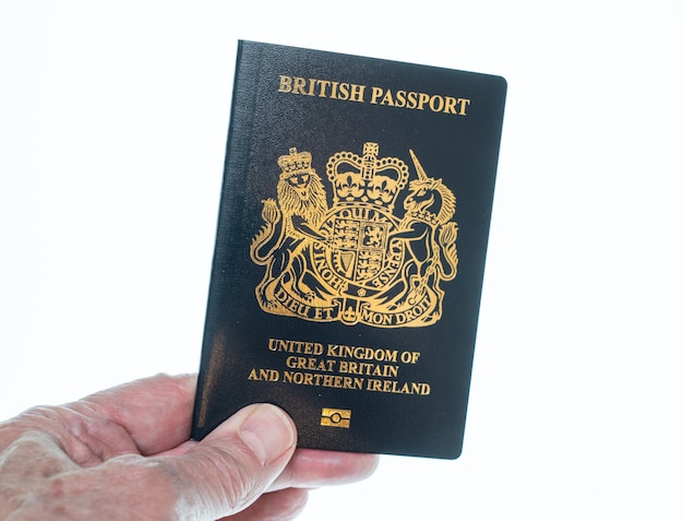 Nouveau post Brexit passeport bleu Royaume-Uni portant sur un fond blanc.