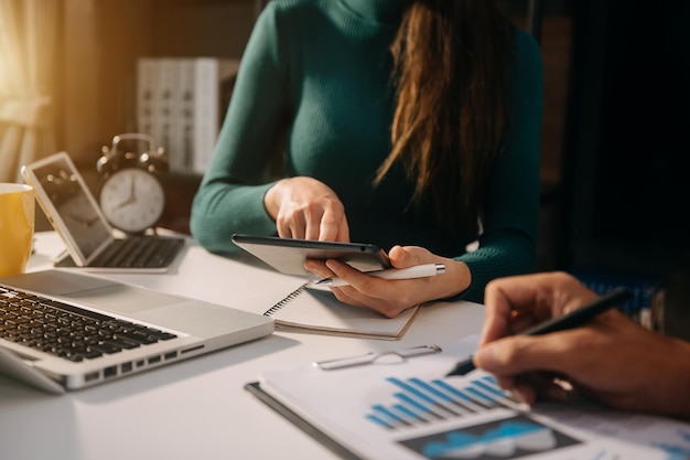 Nouveau projet de démarrage Tâche financière avec téléphone intelligent, ordinateur portable et tablette numérique