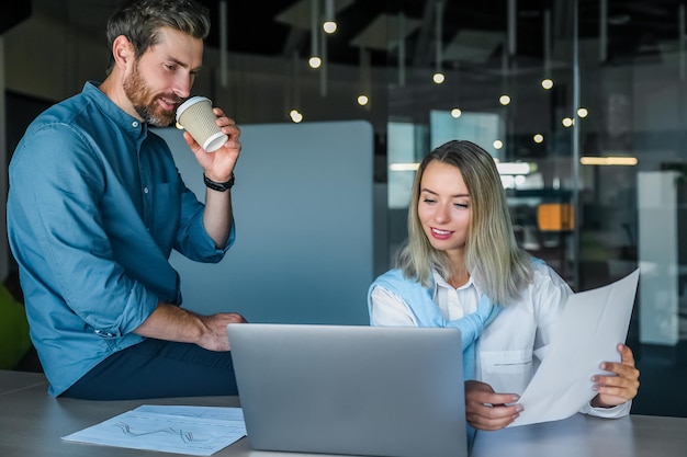 Nouveau projet. Employés de bureau semblant impliqués tout en discutant d'un nouveau projet