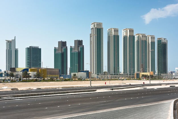 Nouveau quartier d'Abu Dhabi avec construction de gratte-ciel. Emirats Arabes Unis