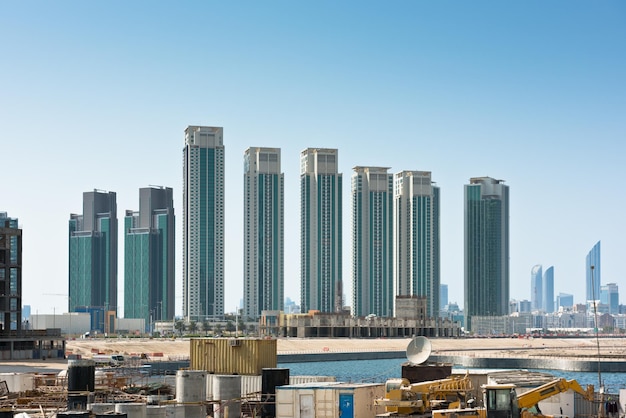 Nouveau quartier d'Abu Dhabi avec construction de gratte-ciel. Emirats Arabes Unis