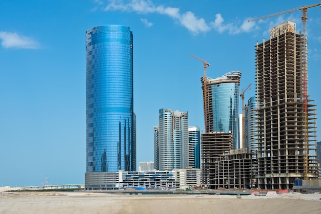 Nouveau quartier d'Abu Dhabi avec construction de gratte-ciel. Emirats Arabes Unis