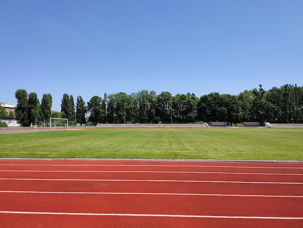 Nouveau stade avec piste d'athlétisme et terrain de football