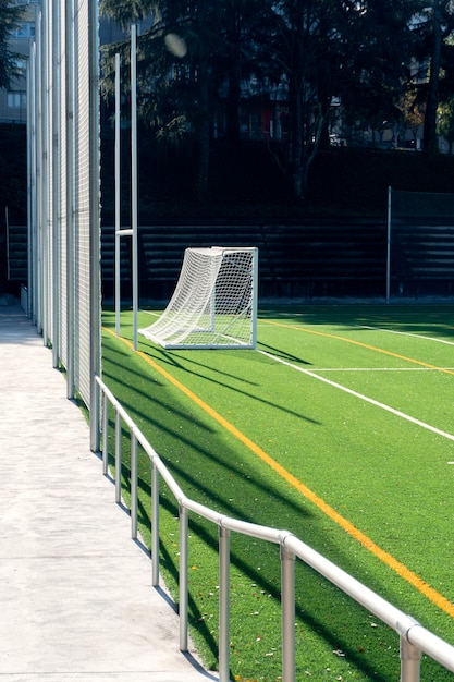 Nouveau terrain de football avec terrain en gazon synthétique