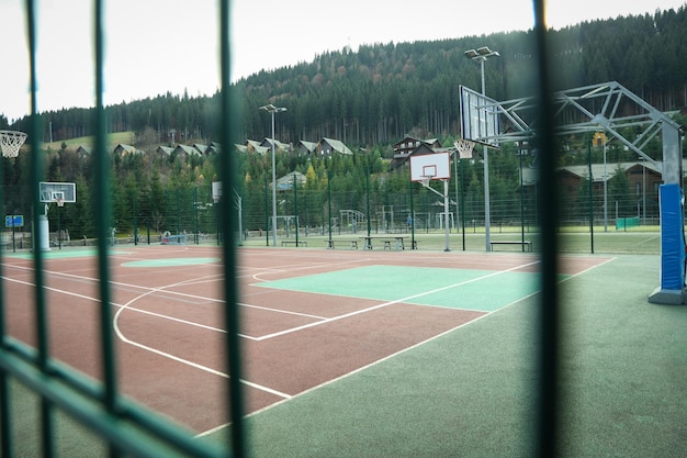 Nouveau terrain de jeu de basket-ball moderne avec un balisage moderne