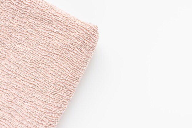 Nouveau tissu plissé rose texture plissée sur fond blanc