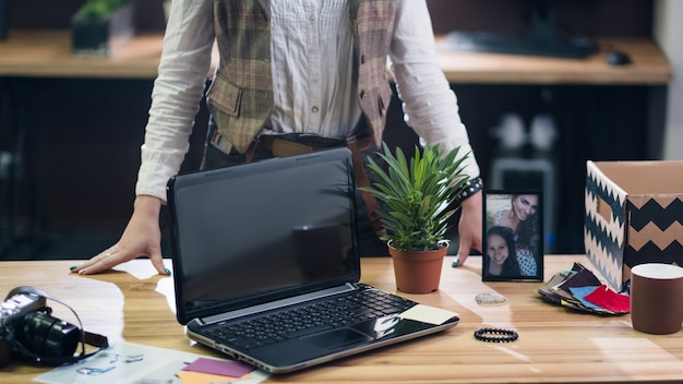 Nouveau travail et opportunités. carrière professionnelle. changement de point de vue. la femme a déballé ses affaires et prête à travailler