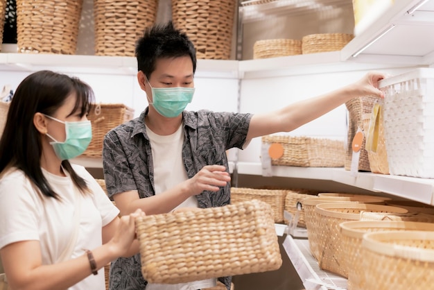 Nouveaux achats normaux Couple heureux portant des masques médicaux de protection du visage pour se protéger contre le virus