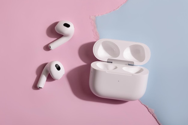 Nouveaux Apple AirPods 3 sur fond de couleur rose