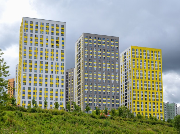 Nouveaux bâtiments sur une colline verdoyante