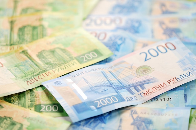 Nouveaux billets de banque de 2000 et 200 roubles russes