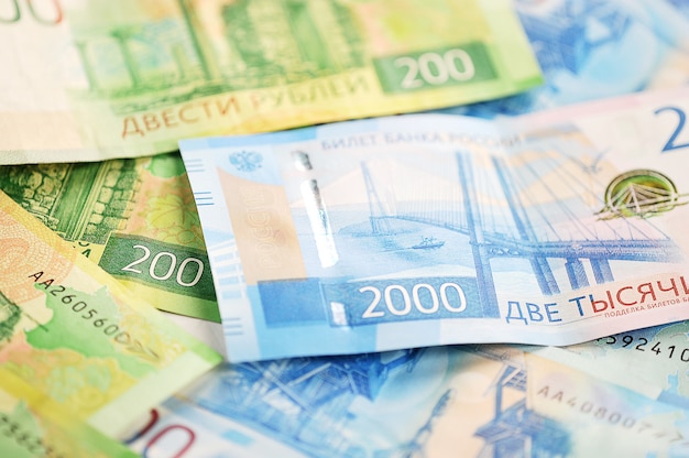 Nouveaux billets de banque de 2000 et 200 roubles russes