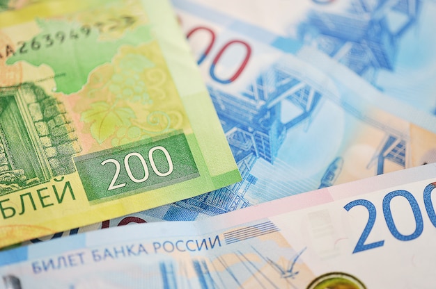 Nouveaux billets de banque de 2000 et 200 roubles russes