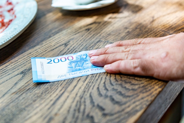 Nouveaux billets russes libellés en 2000 roubles dans une main masculine.