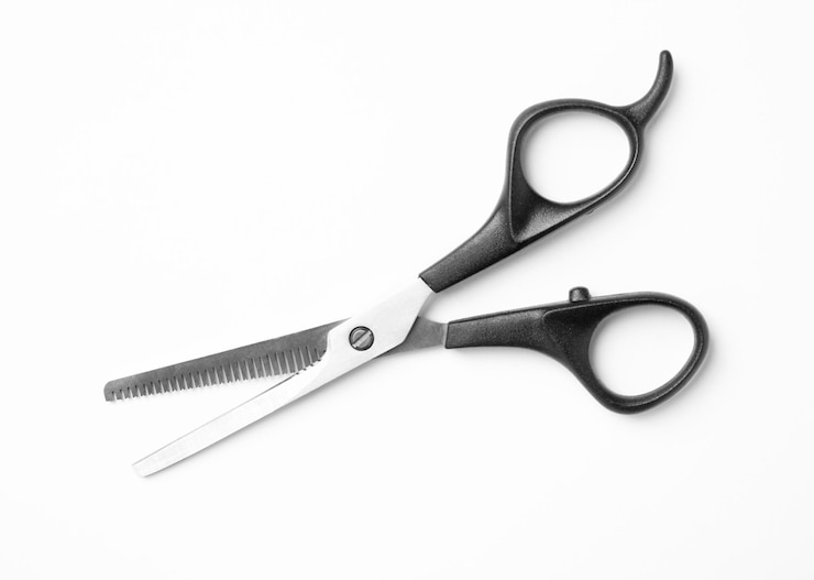 Photo nouveaux ciseaux à effiler sur fond blanc vue de dessus outil de coiffeur professionnel