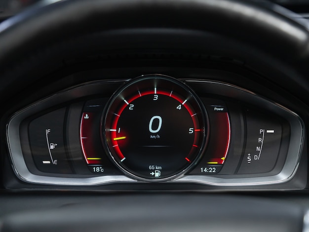 Photo nouveaux détails de l'intérieur de la voiture. compteur de vitesse, compte-tours et volant