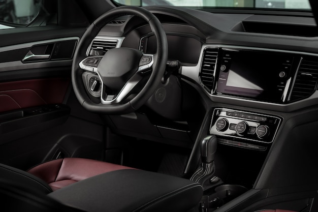 Photo nouveaux détails intérieurs d'automobile avec volant en cuir, transmission automatique et console centrale à écran tactile