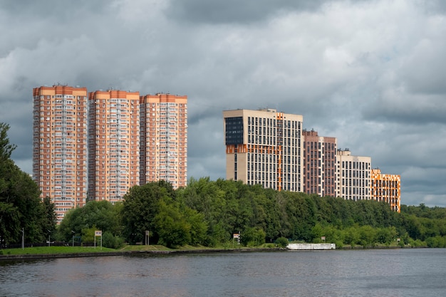 De nouveaux immeubles de grande hauteur sur une colline verdoyante dans le quartier de Khimki à Moscou