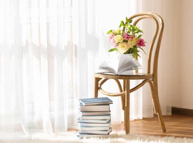 Nouveaux livres sur chaise en bois à l'intérieur