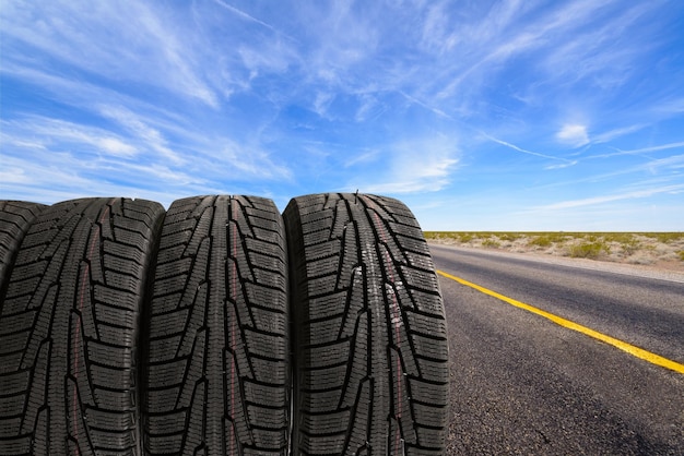 Nouveaux pneus de voiture sur fond