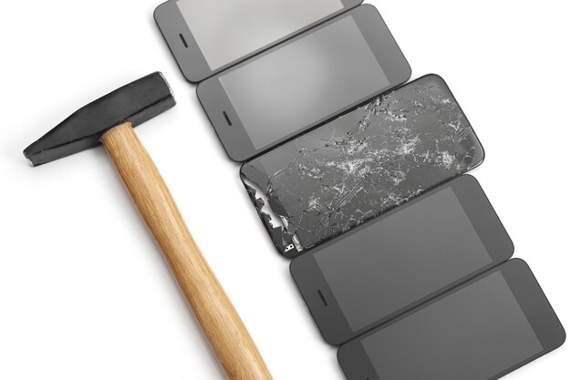 Nouveaux smartphones noirs et cassés