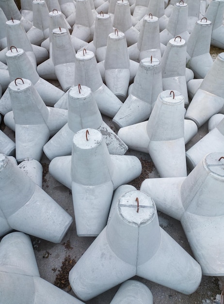 Nouveaux tétrapodes en béton dans une usine