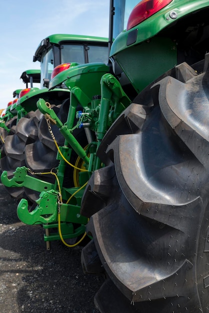 Nouveaux tracteurs agricoles sur champ d'affilée, mise au point sélective, vue latérale - Photos