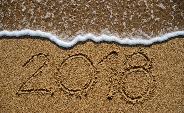 Nouvel An 2019 est à venir concept. Bonne année 2019 remplace 2018 sur la plage de la mer