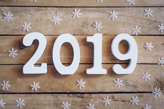 Photo nouvel an 2019 sur fond de noël marron en bois avec des flocons de neige
