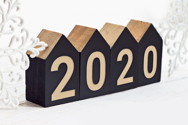 Nouvel an 2020 inscription sur des cubes en bois sous la forme d'une maison sur un fond en bois blanc