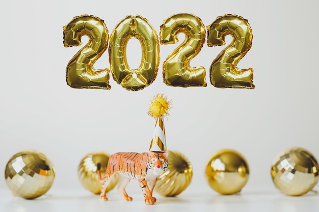 Nouvel An 2022 Ballons En Feuille D'or Numéro 2022 Et Symbole Du Tigre Du Nouvel An Chinois En Casquette De Fête