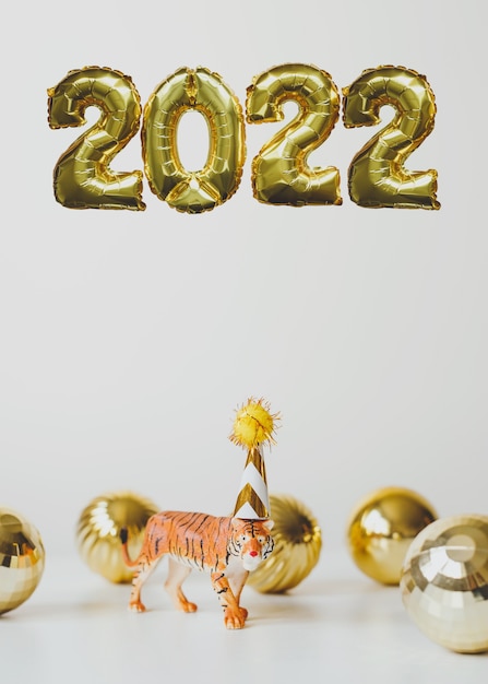 Nouvel an 2022 Ballons en feuille d'or numéro 2022 et symbole du tigre du nouvel an chinois en casquette de fête