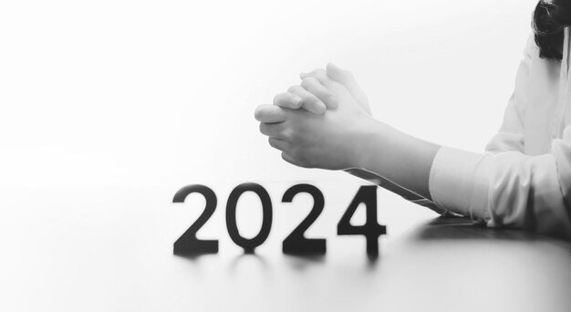 Nouvel An 2024 Chrétiens priant et adorant les mains ensemble église et religion foi et b