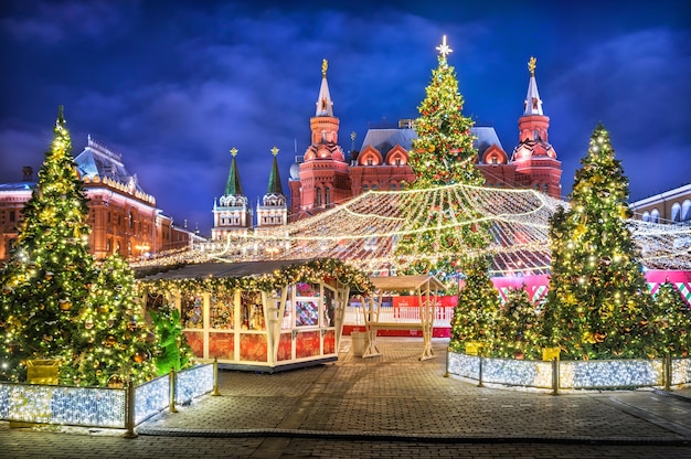 Nouvel An et arbres de Noël décorés sur la place Manezhnaya près du Musée historique de Moscou Légende Journey to Christmas