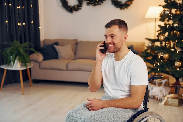 Le nouvel an arrive Un homme handicapé en fauteuil roulant est à la maison