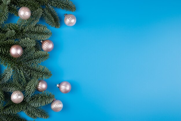 Nouvel an bleu ou fond de Noël avec des branches de pin et des boules