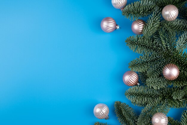 Nouvel an bleu ou fond de Noël avec des branches de pin et des boules