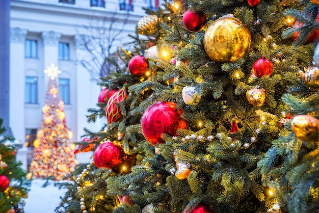 Nouvel An et boules colorées sur les arbres de Noël Moscou