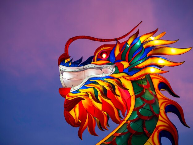 Nouvel an chinois avec une belle lanterne à tête de dragon avec la lumière colorée sur fond de ciel sombre.