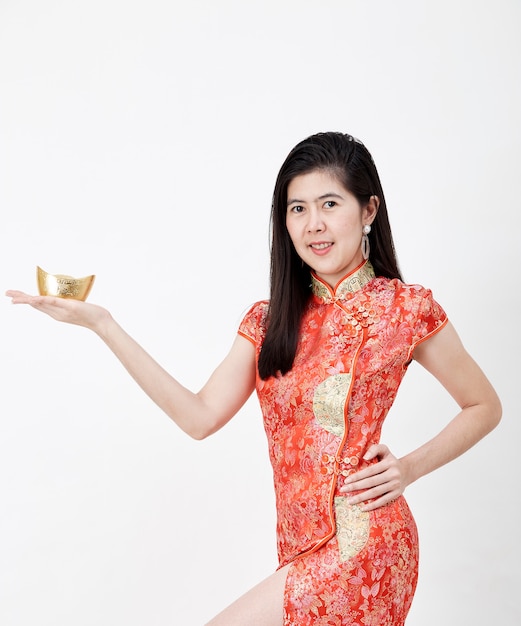 Nouvel An chinois, femme d&#39;affaires tenant un lingot d&#39;or