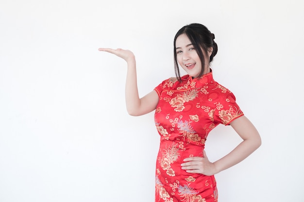 Nouvel An chinois. Les femmes asiatiques font des gestes excitants.