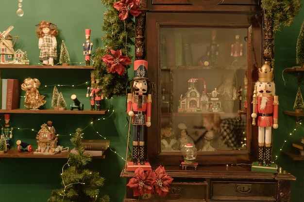 nouvel an et décor de noël intérieur de maison aux couleurs rouges et vertes