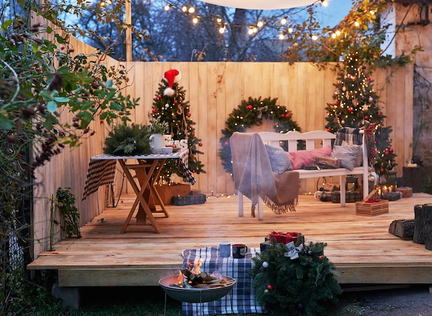 Nouvel An et décorations de jardin de Noël Couronne de sapin de Noël et cadeaux Vacances d'hiver et cele