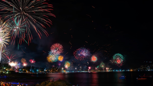 Nouvel an festif 2019 avec feux d&#39;artifice Les gens célèbrent le jour de l&#39;an à Patong, Thaïlande