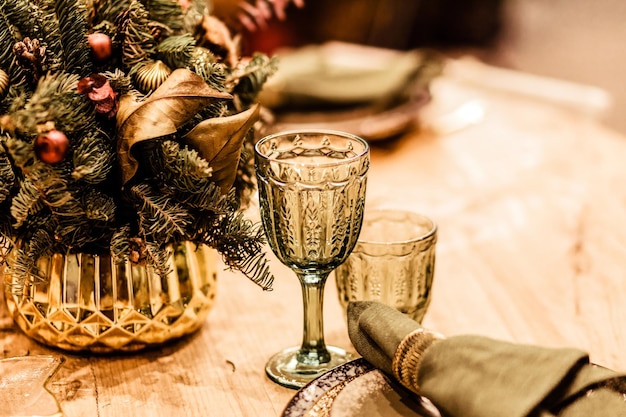 Nouvel an festif, réglage de la table de Noël. photo