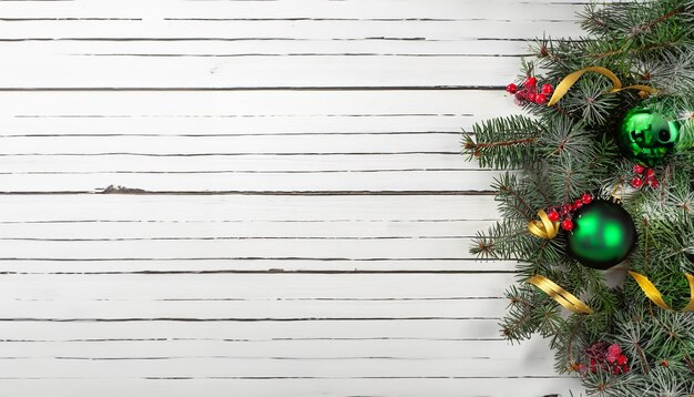 Nouvel An et fond de Noël avec arbre de Noël sur fond blanc en bois Joyeux Noël