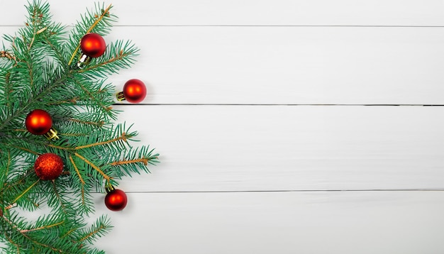 Nouvel An et fond de Noël avec arbre de Noël sur fond blanc en bois Joyeux Noël