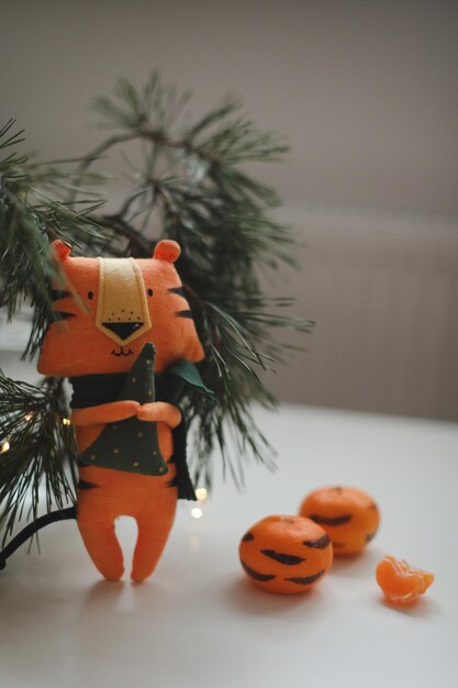 Nouvel an et fond de noël avec des mandarines et des jouets de tigre - symbole de 2022