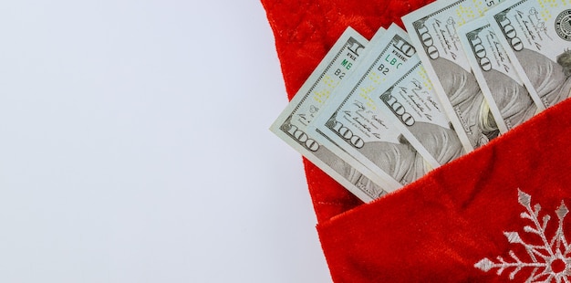 Nouvel an et joyeux Noël avec de l'argent en dollars américains dans un sac rouge