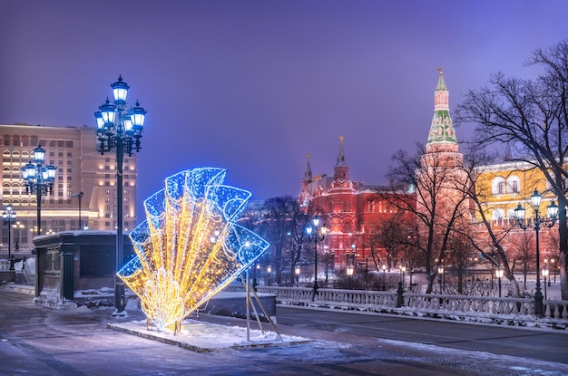 Nouvel An et le Kremlin une nuit d'hiver et un fan de lumières Moscou